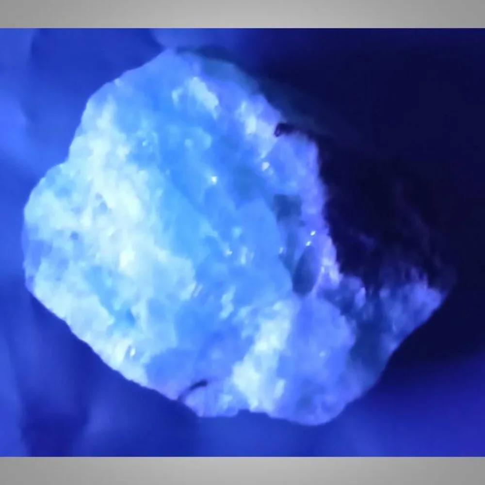 FLUORITE chunk stone rock crystal 02  UV reactive